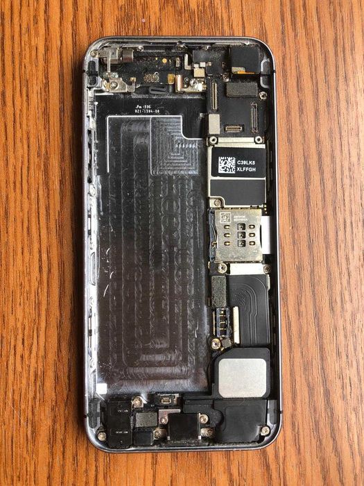 Telefon iPhone 5s bez baterii i wyświetlacza - ma blokadę aktywacji