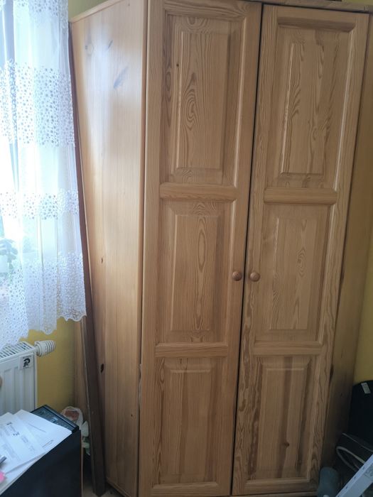 Szafa narożna, drewniana z sosny.