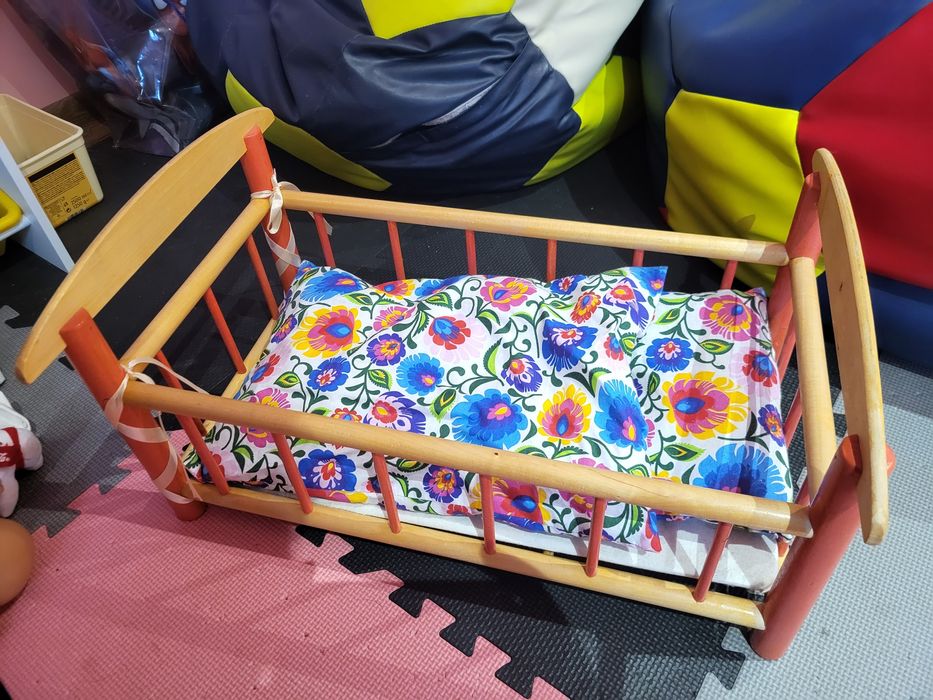 Lozeczko dla lalki bobas z posciela
