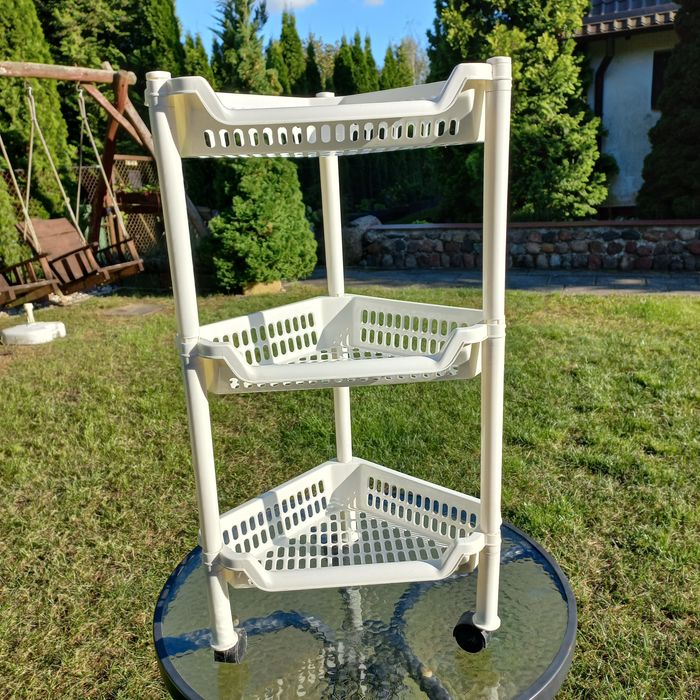 Regał narożny na kółkach