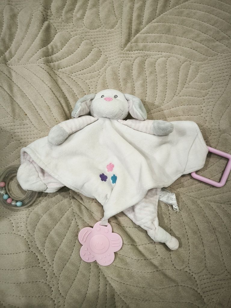 подвесные мягкие игрушки в коляску кроватка  , слюнявчики