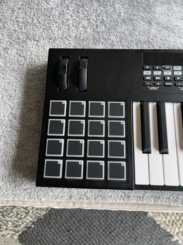 Teclado MIDI - M-Audio code 61