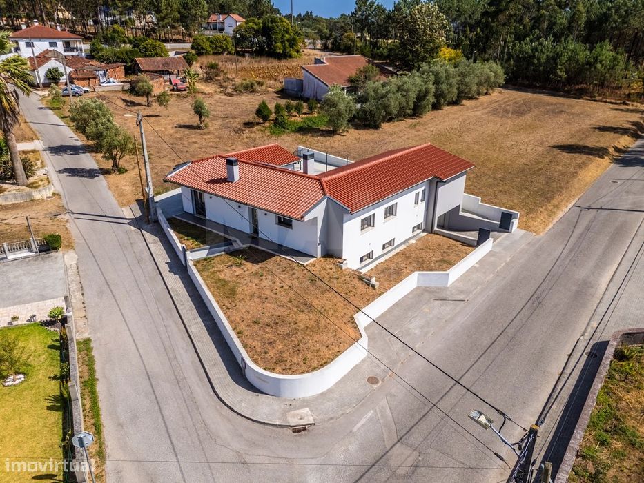 Moradia unifamiliar T3 com garagem em lote de 565m2 na Bidoeira de ...