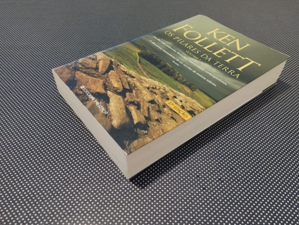 Livro "Os pilares da Terra" volume 1