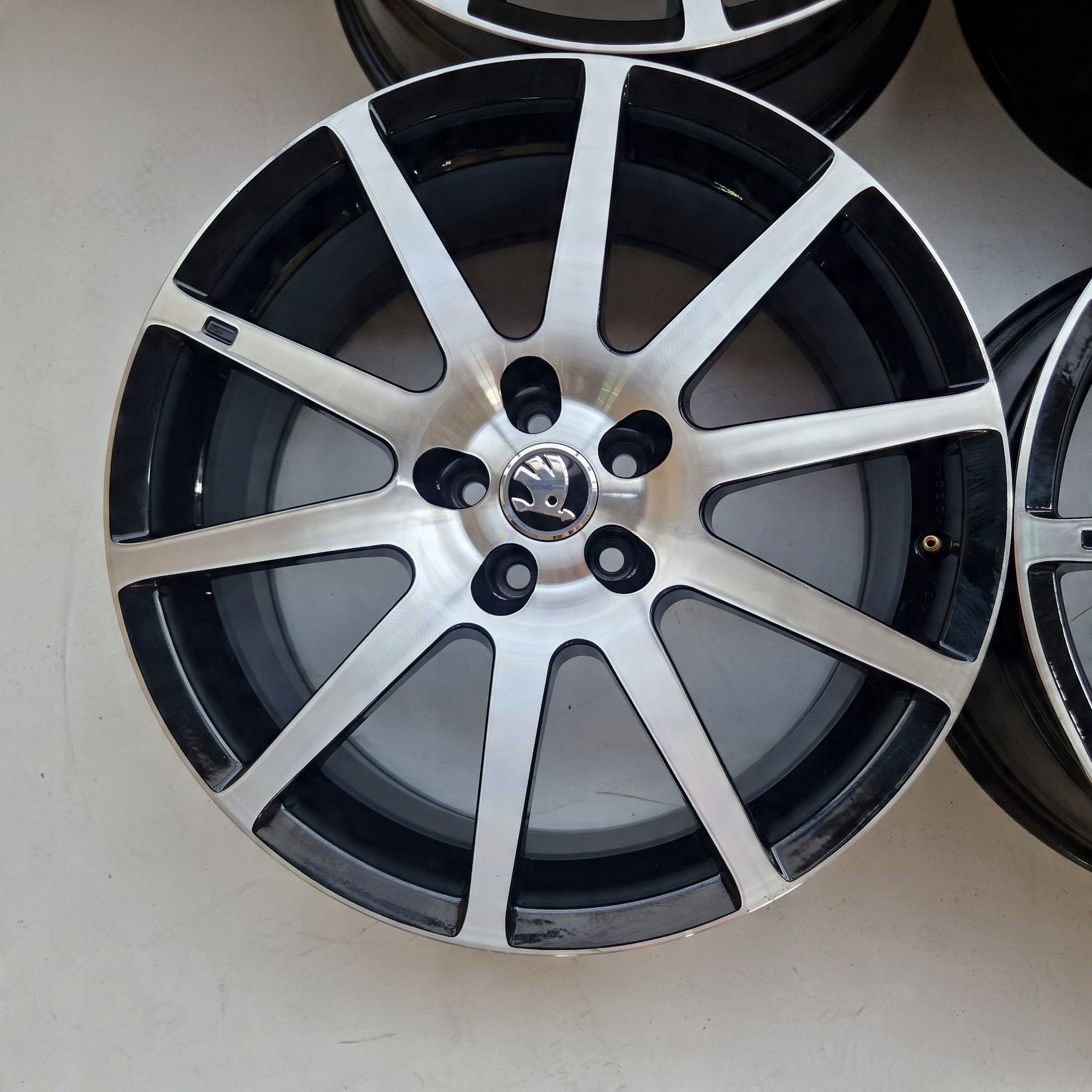 Skoda Scala Kamiq Fabia 5x100 18'' ET35 jak Nowe 4X