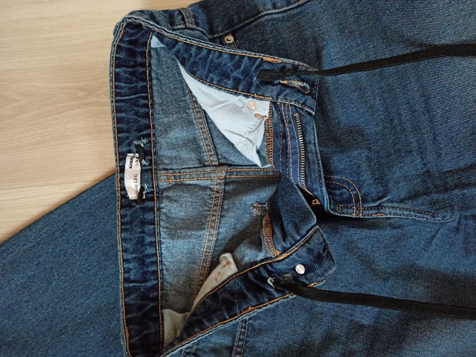 Spodnie dżinsowe granatowe z szerszą nogawką