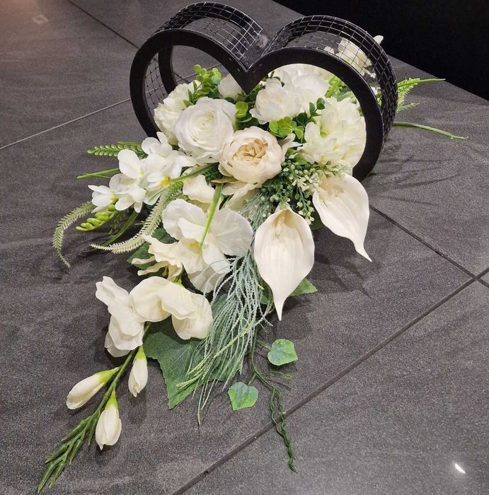 Kompozycja kwiatowa na grób cmentarz stroik serce ikebana Z378