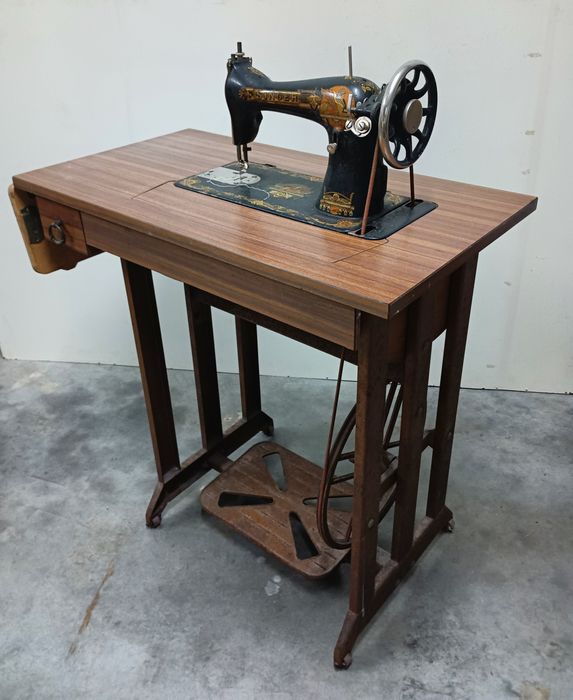 Antiga Máquina de costura marca SINGER a funcionar perfeitamente, 
Exe