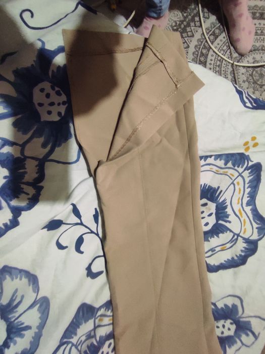 Calça com rachas nas pernas