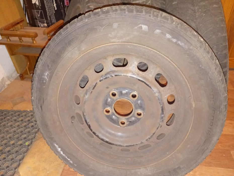Felgi z oponami zimowymi 16' Goodyear
