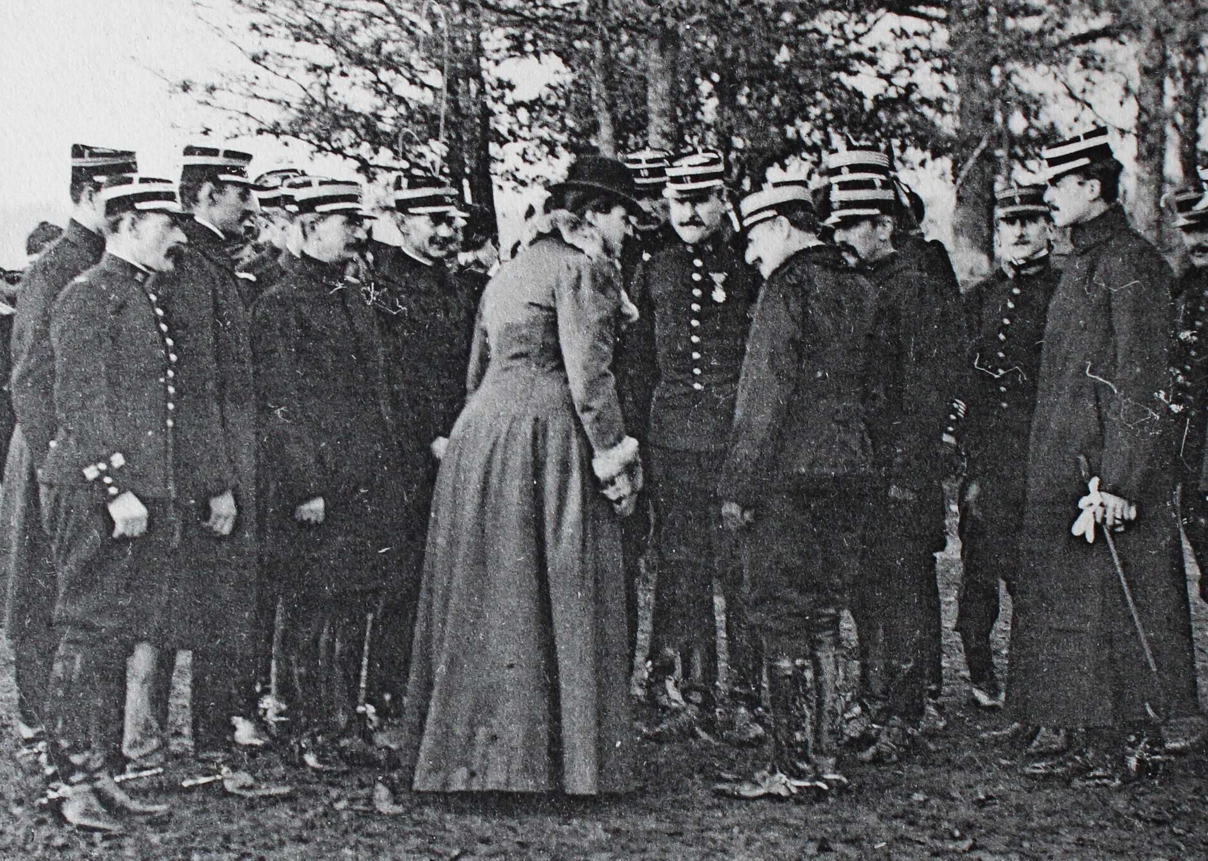 FRANÇA 1907 RAINHA D. AMÉLIA APRESENTADA A OFICIAIS DE CAVALARIA