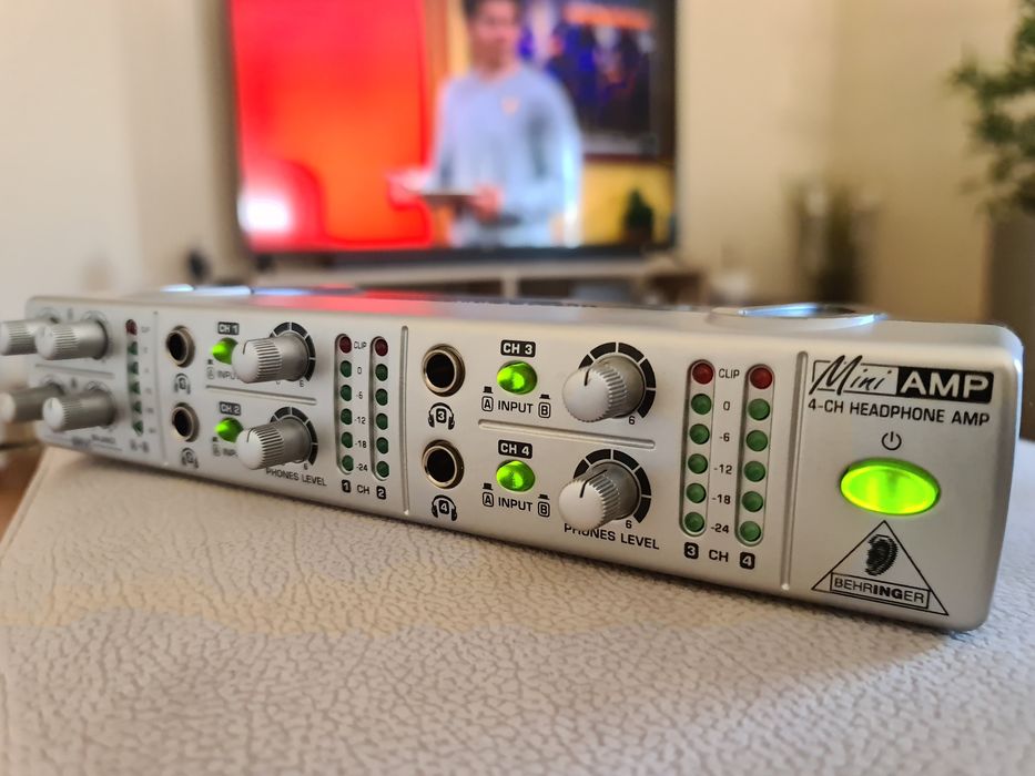 Berhinger Amp800 como novo