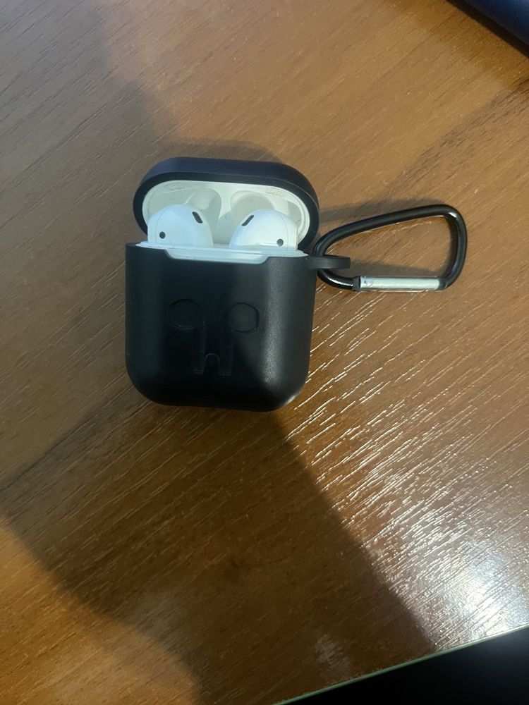 Apple AirPods 2 with Charging Case