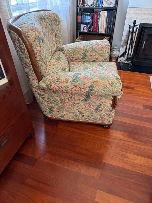 Sofás individuais com forro floreado