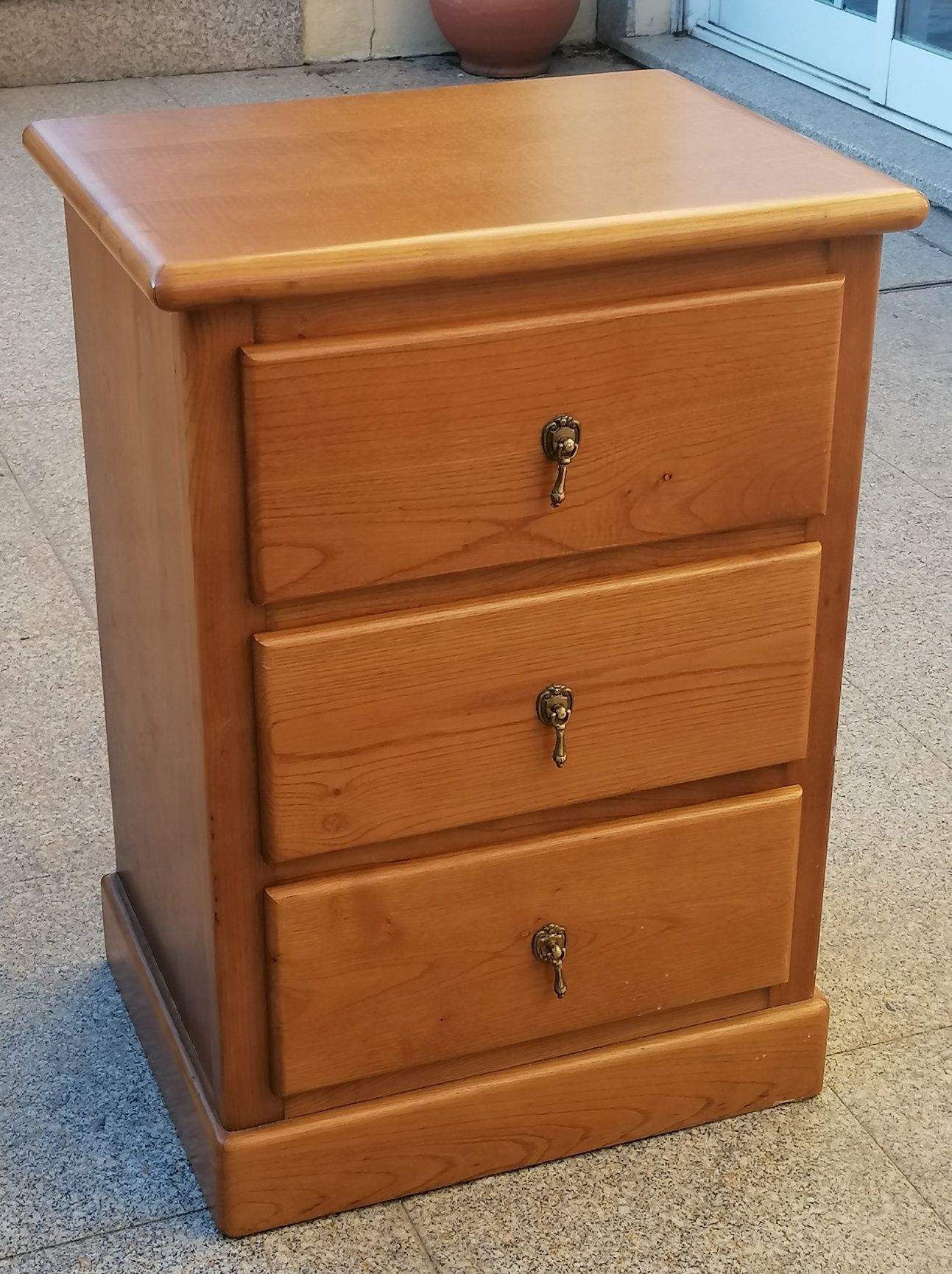 Vendo MESA de CABECEIRA com 3 gavetas grandes em madeiraTenho 2 iguais