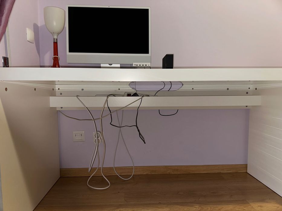Secretária branca com arrumação para cabos 151x65x72,5cm
