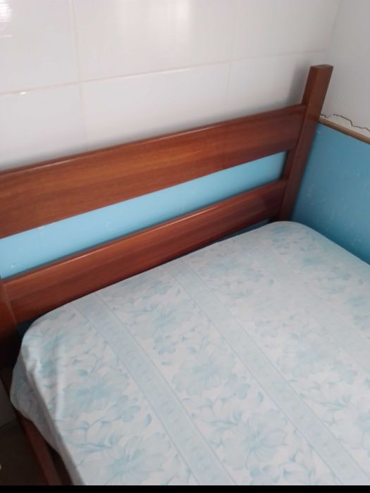 Beliche (em madeira) de 2 camas, com escada e colchões