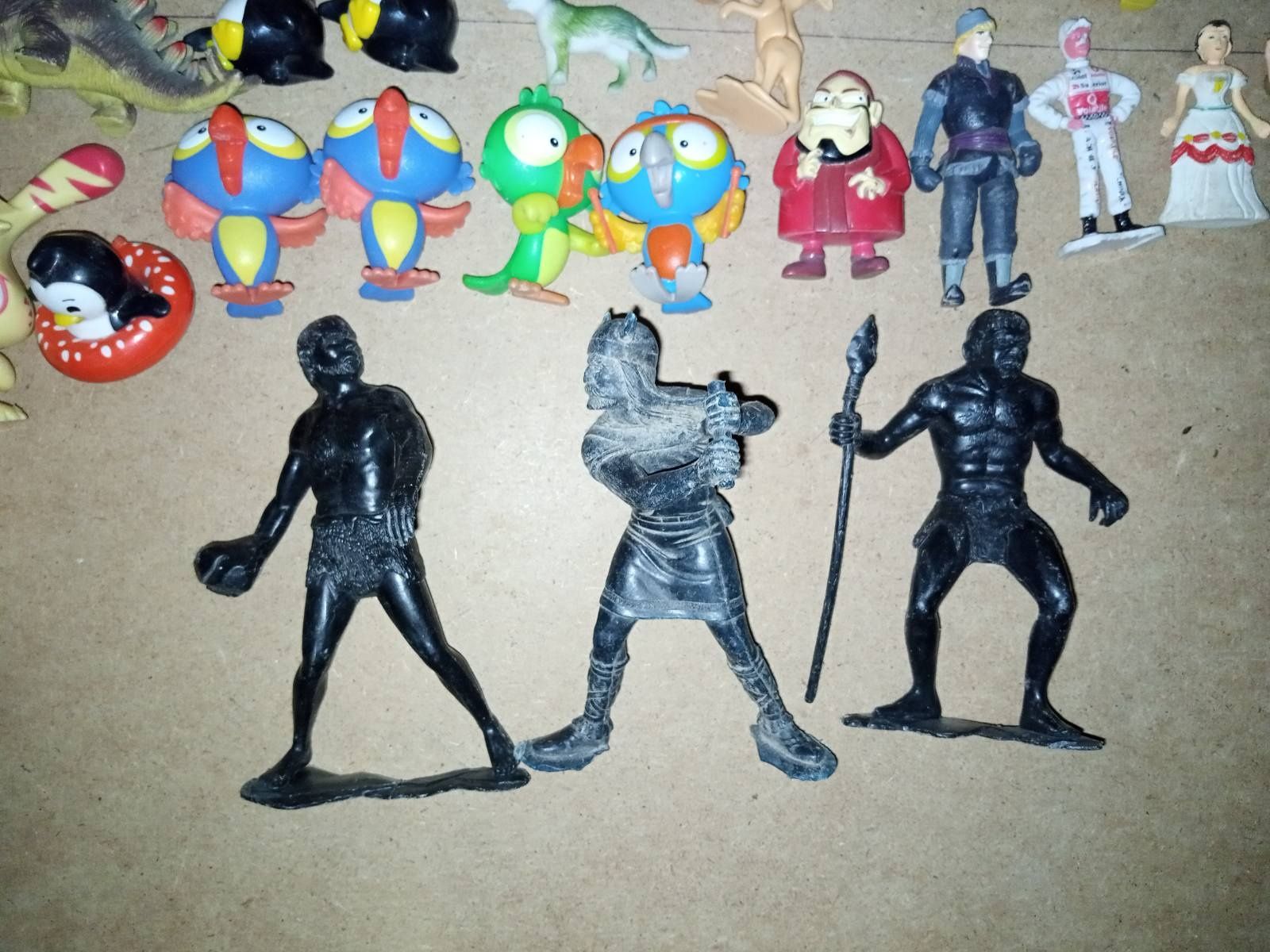 Дитячі іграшки:Фігурки різних персонажів.