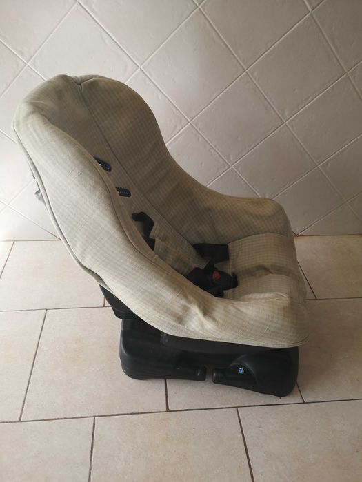 Cadeira auto para bebé.