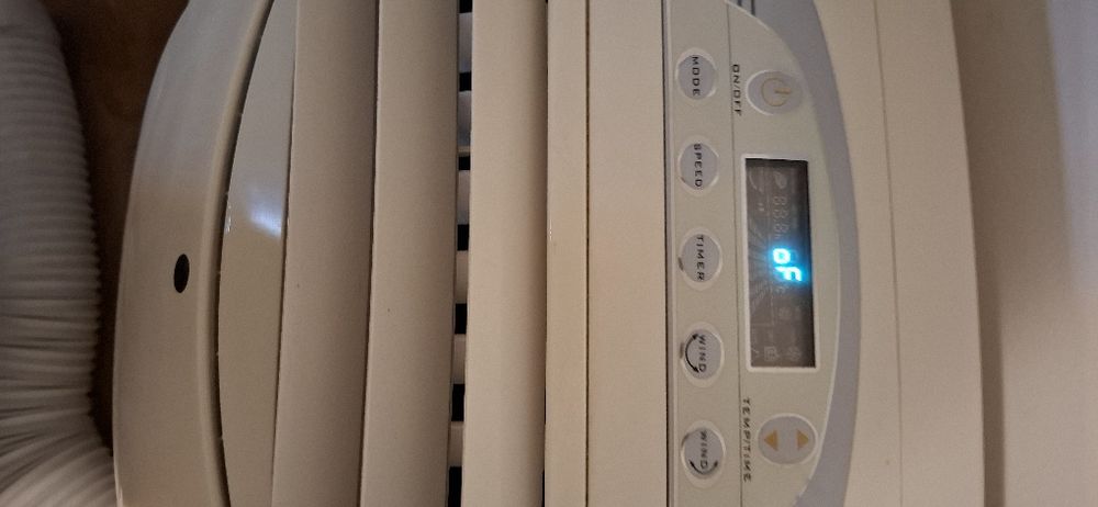 Ar condicionado c/ comando.Muito pouco uso