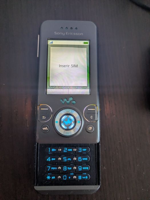 Telemóvel antigo Sony Ericsson W580i operacional
