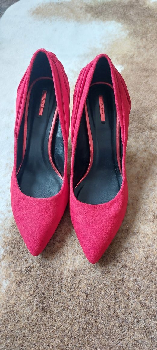 Sapatos de salto veludo vermelho