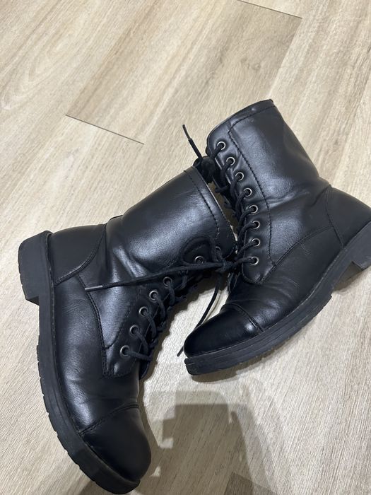 Kozaki botki trzewiki wiązane czarne za kostkę suwak