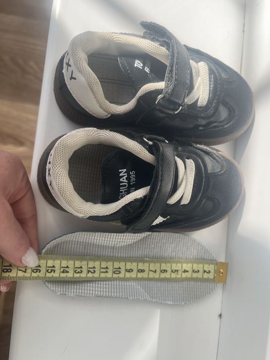 Дитячі кросівки