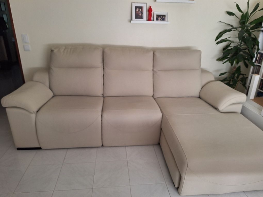 Sofá com assentos elevatórios