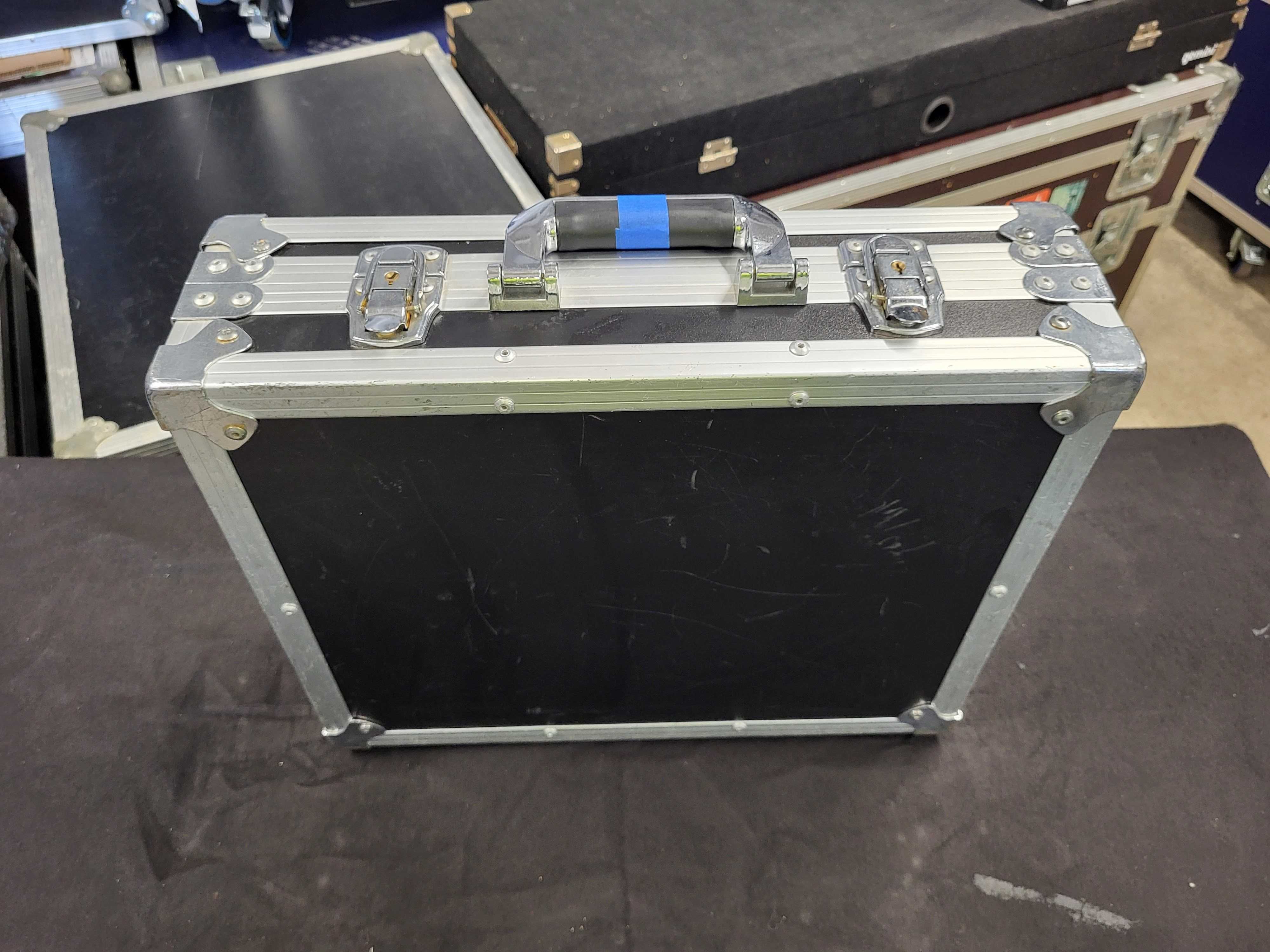 42x31x7 Walizka CASE  (dostępne 2 sztuki)