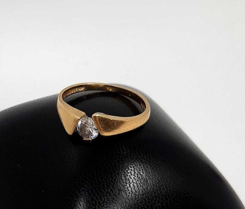 Złoty pierścionek z cyrkonią PR.585 W:1,92gr R.9 InterSKLEP