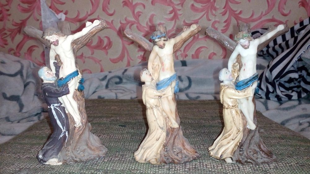 Статуэтки фигурки Рождественский вертеп и распятие Иисуса Христа.
