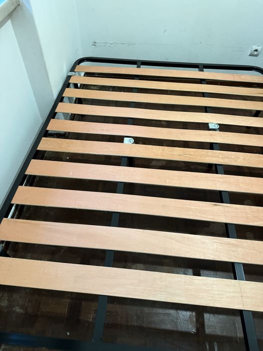 Estrado cama casal com pes em otimo estado