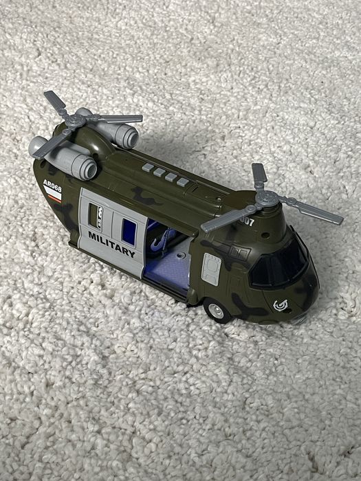 Іграшки ( вертольоти та літачки )