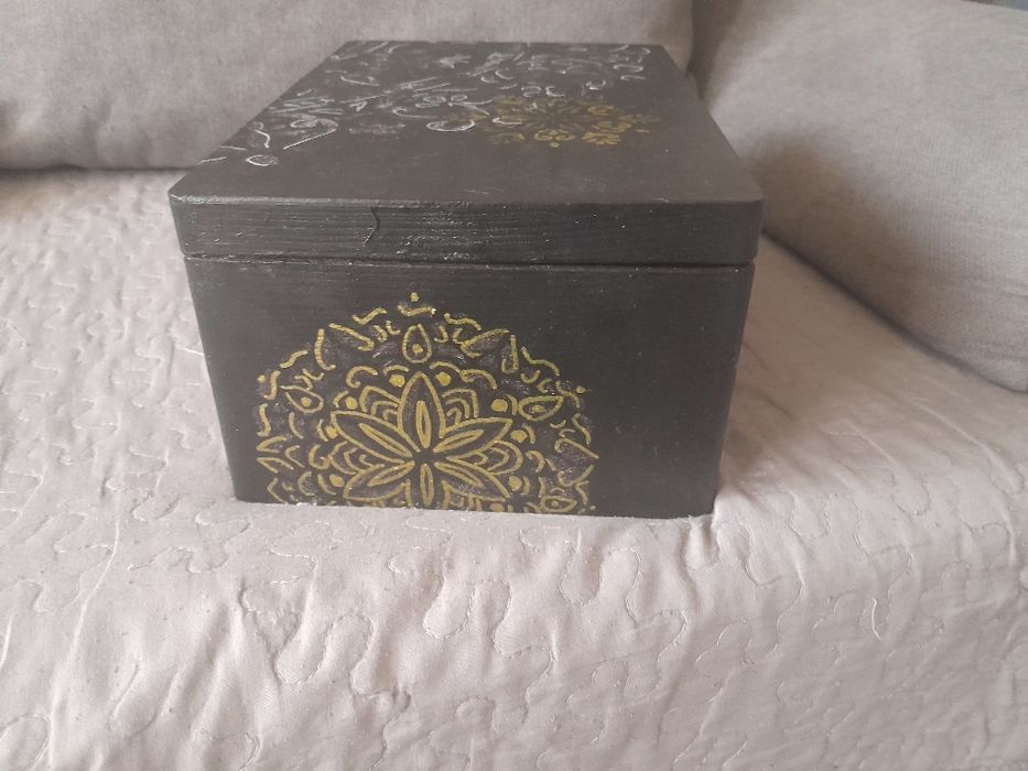 Drewniana dużą skrzynka  ręcznie malowana mandala
