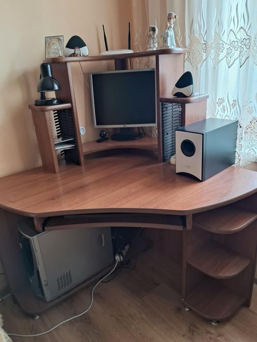 Компʼютерний стіл в хорошому стані