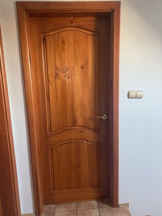 Sprzedam drzwi z litego drewna .