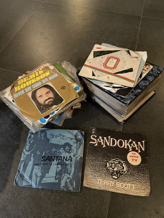 Vinil pequeno, umas 50 unidades.