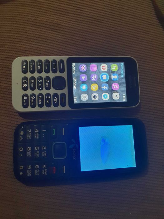 2 telemóveis com teclas Nokia e outro