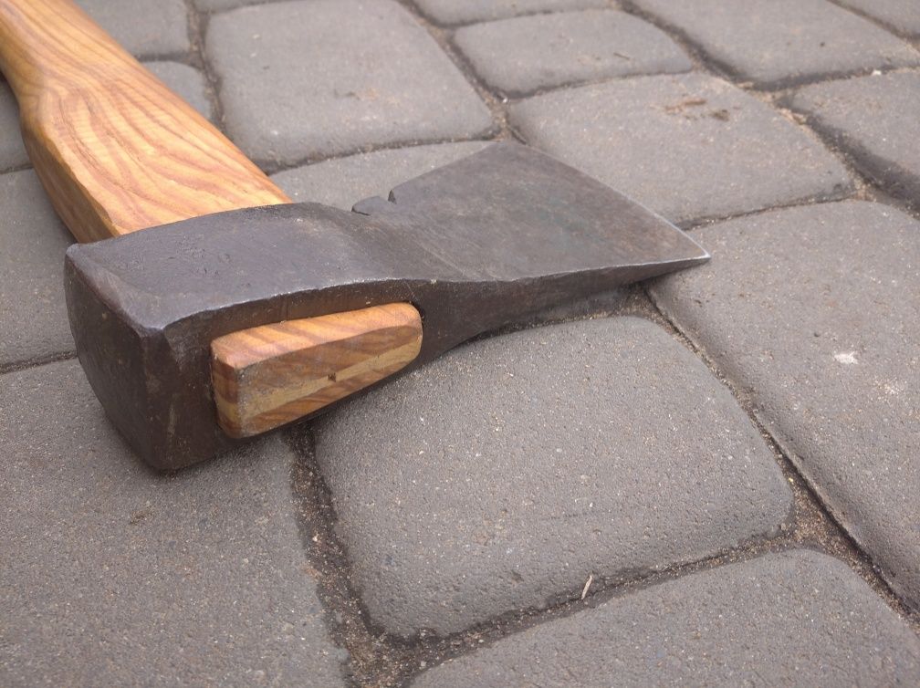 Ręcznie kuta siekiera ciesielska - jesion 70cm
