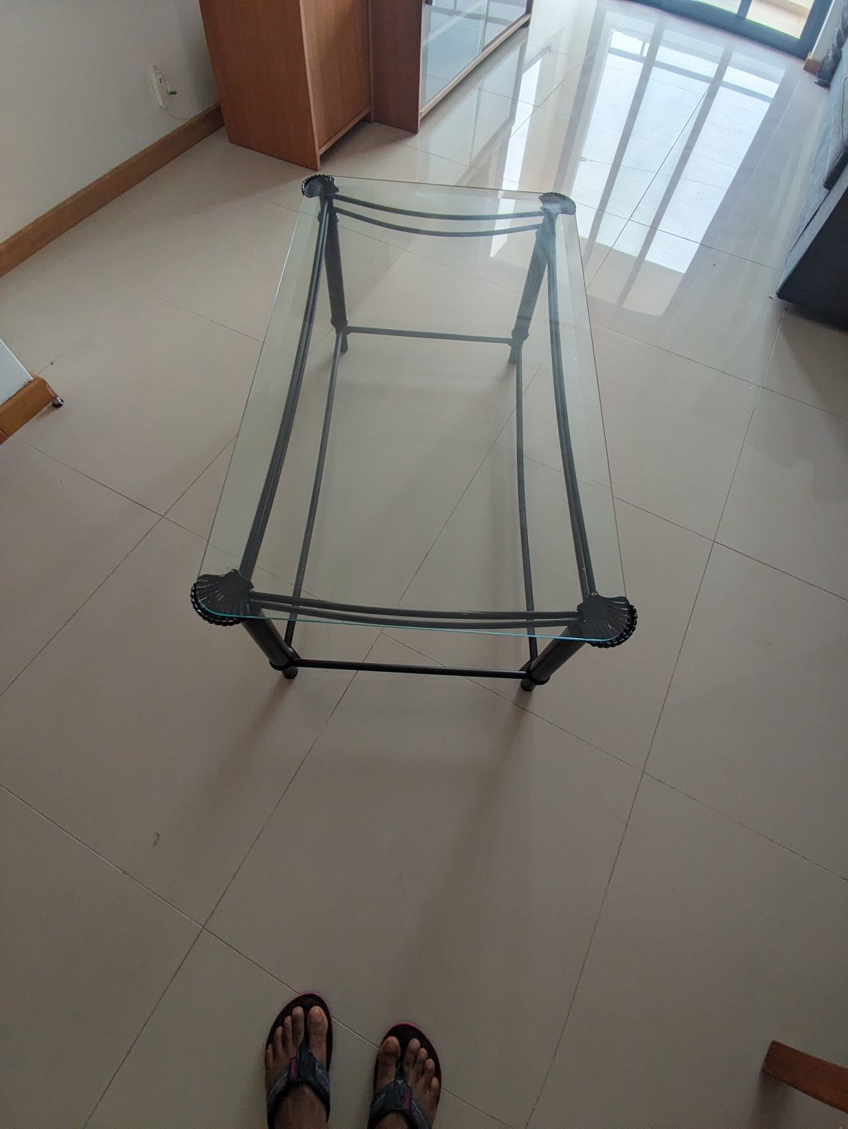 Mesa de centro em vidro e metal