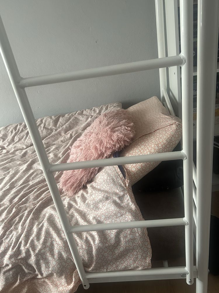 łóżko piętrowe z barierkami