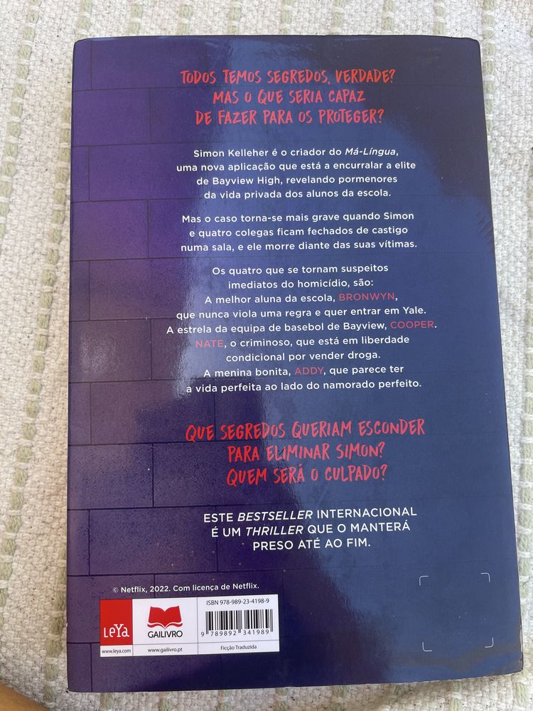 Livro “Um de nós mente” de Karen M. McManus