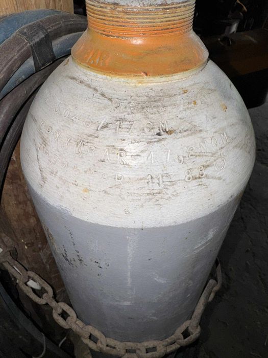 Butla z tlenem do spawania, wraz z reduktorem i palnikiem