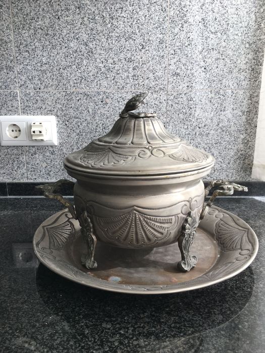 Terrina Antiga em estanho