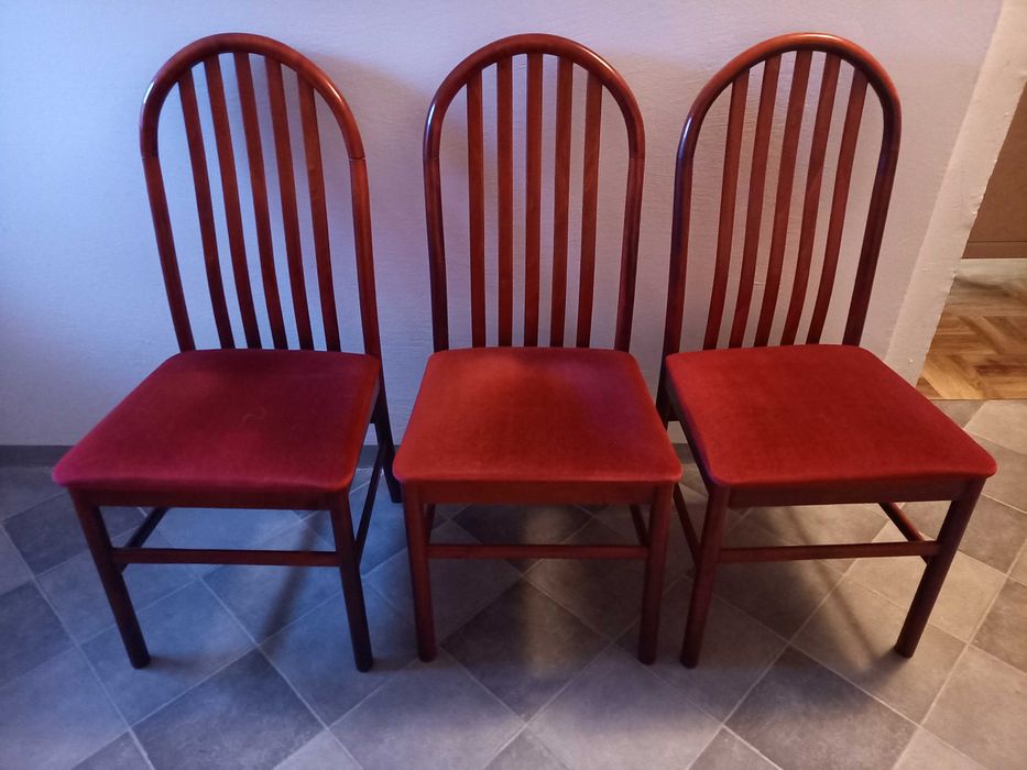 3 solidne drewniane krzesła z aksamitną tapicerką