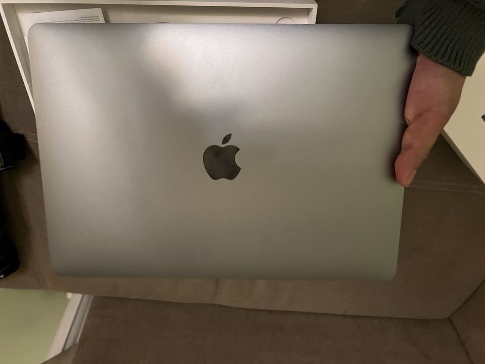 MACBOOK AIR M1 8gb ,256ssd