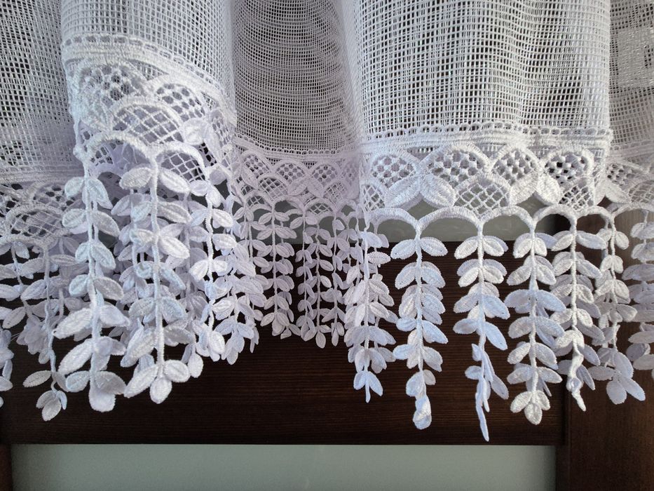 Firanka biała z gipiurą szerokość 1,50 m, wysokość 1,10 m.