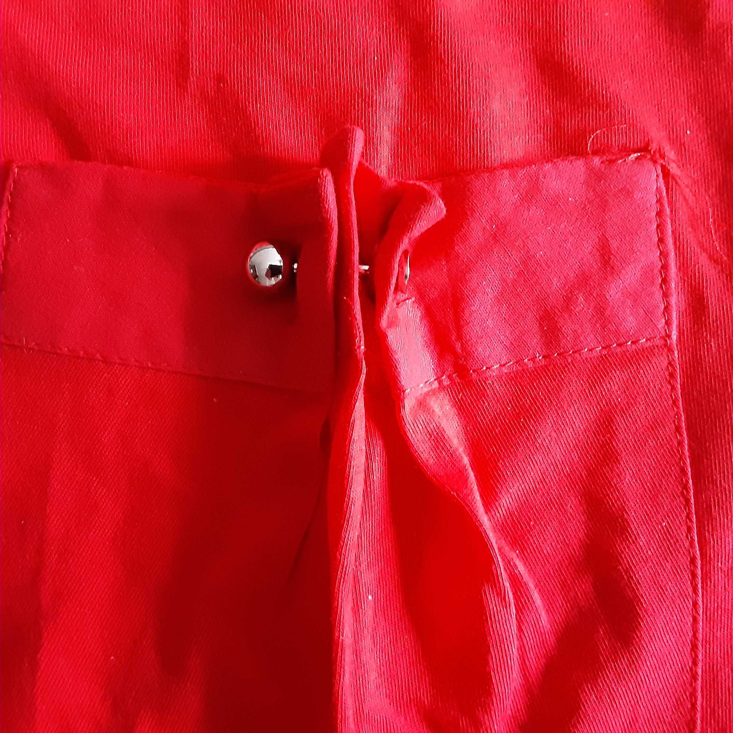 ПРОДАЁТСЯ  женская  футболка  красная  не розовая