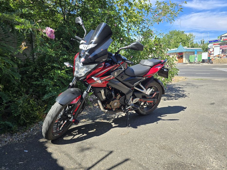 Bajaj ns200 pulsar red